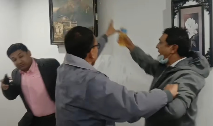 ब्याजको लोभमा आफ्नो जग्गा धितो राख्न दिए, बैंकले लिलामी गर्न खोजेपछि आत्मदाहको प्रयास