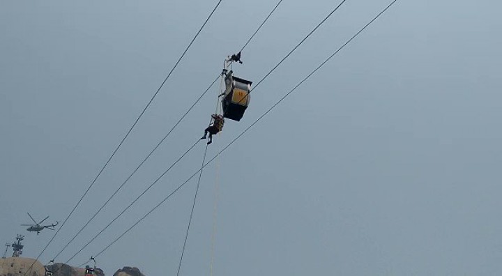 ४६ घन्टापछि केबुलकारमा अड्किएका सबैको उद्धार, तीन जनाको मृत्यु