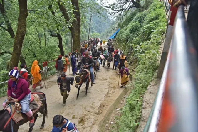 केदारनाथ यात्रा मार्गमा पहिरो खस्दा तीन तीर्थयात्रीको मृत्यु
