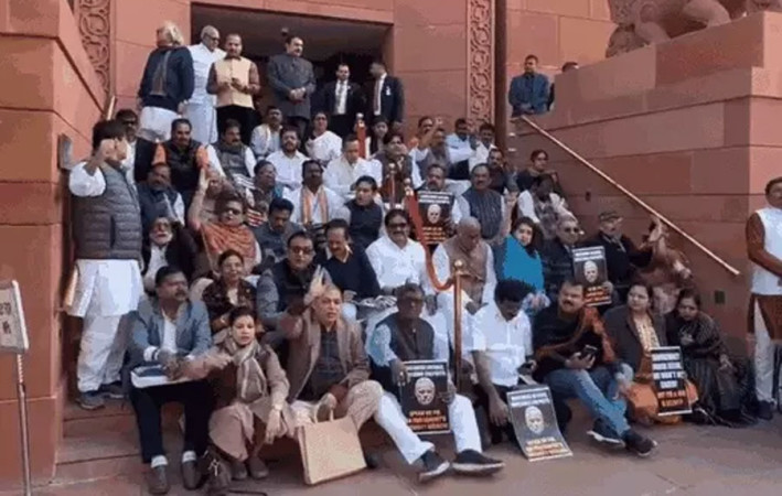 भारतका एक सय ४१ सांसद निलम्बित