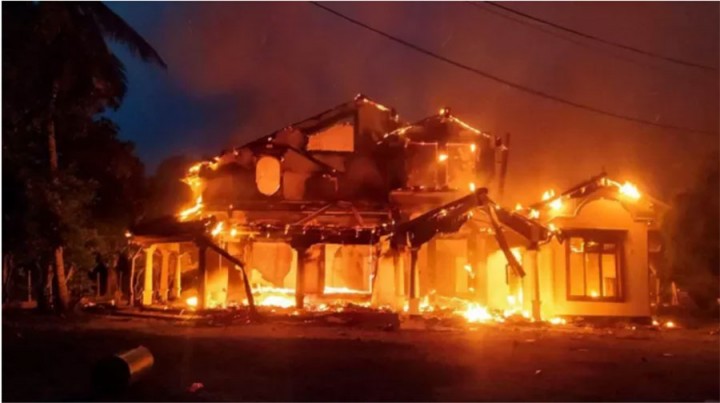 श्रीलंकाका निवर्तमान प्रधानमन्त्रीसहित ५० बढी नेताका घरमा आगजनी